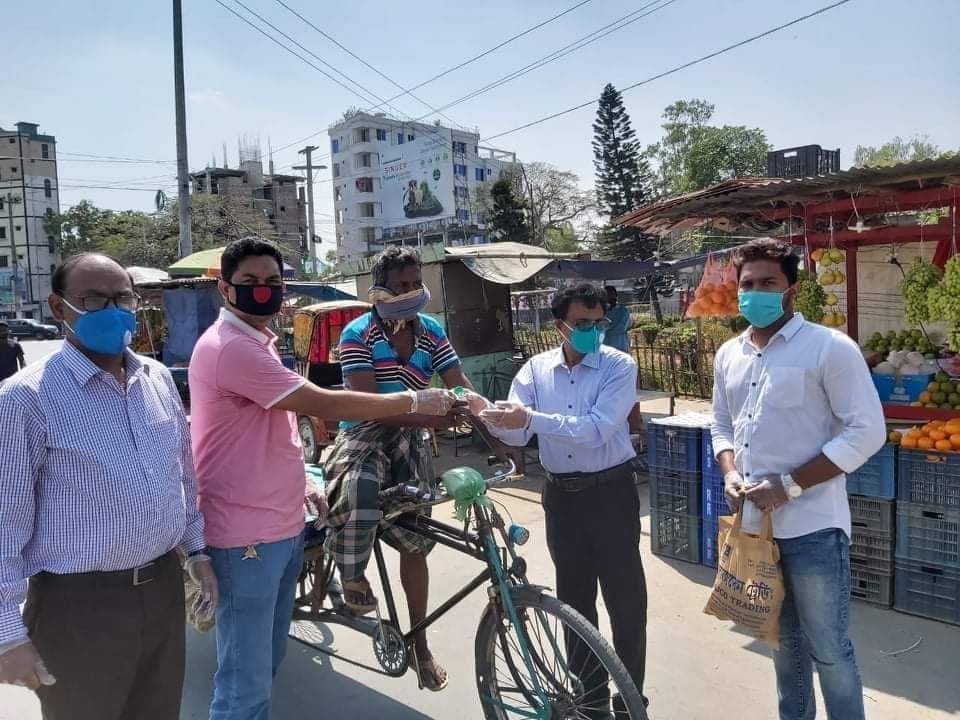 করোনাকালীন সময়ে হ্যান্ড স্যানিটাইজার তৈরি ও বিতরণ